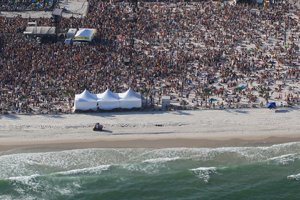 The manual describes how to count recreational users via ground personnel and/or aerial photography methods.  May 12, 2012, aerial photo used to measure beach goers for the Deepwater Horizon natural resources damage assessment.